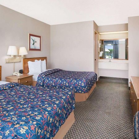 Days Inn By Wyndham Seguin Tx Экстерьер фото