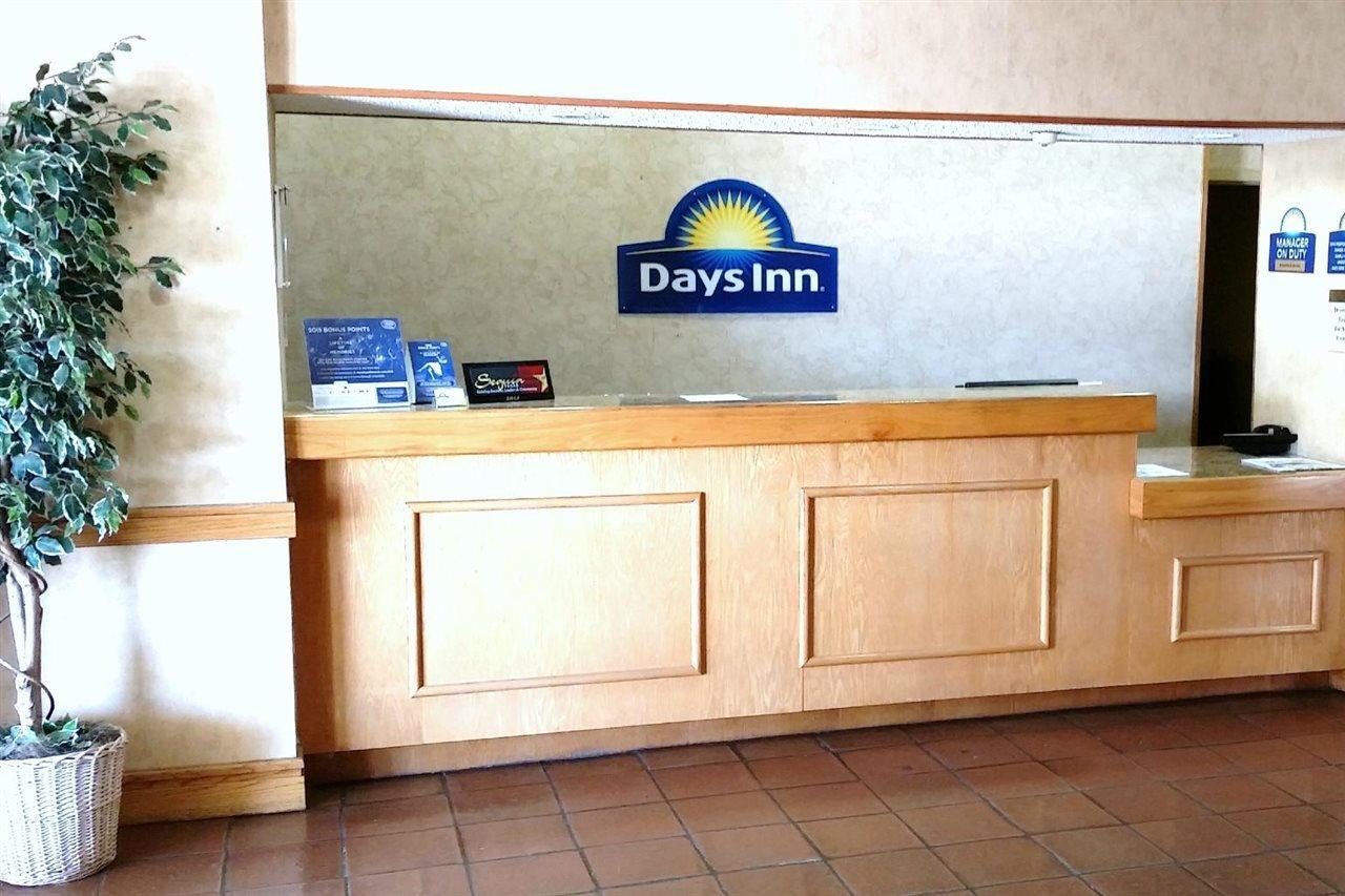 Days Inn By Wyndham Seguin Tx Экстерьер фото