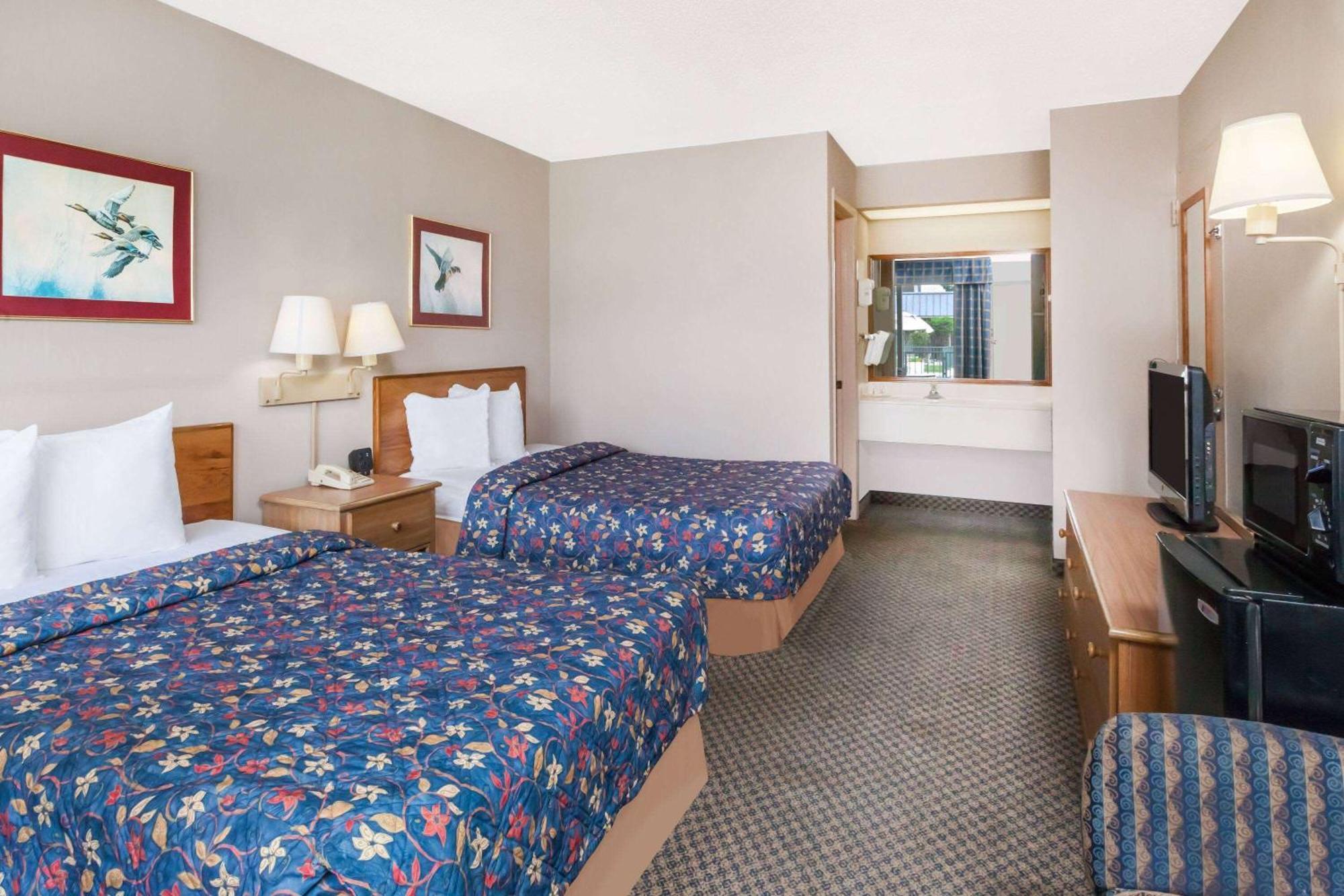 Days Inn By Wyndham Seguin Tx Экстерьер фото